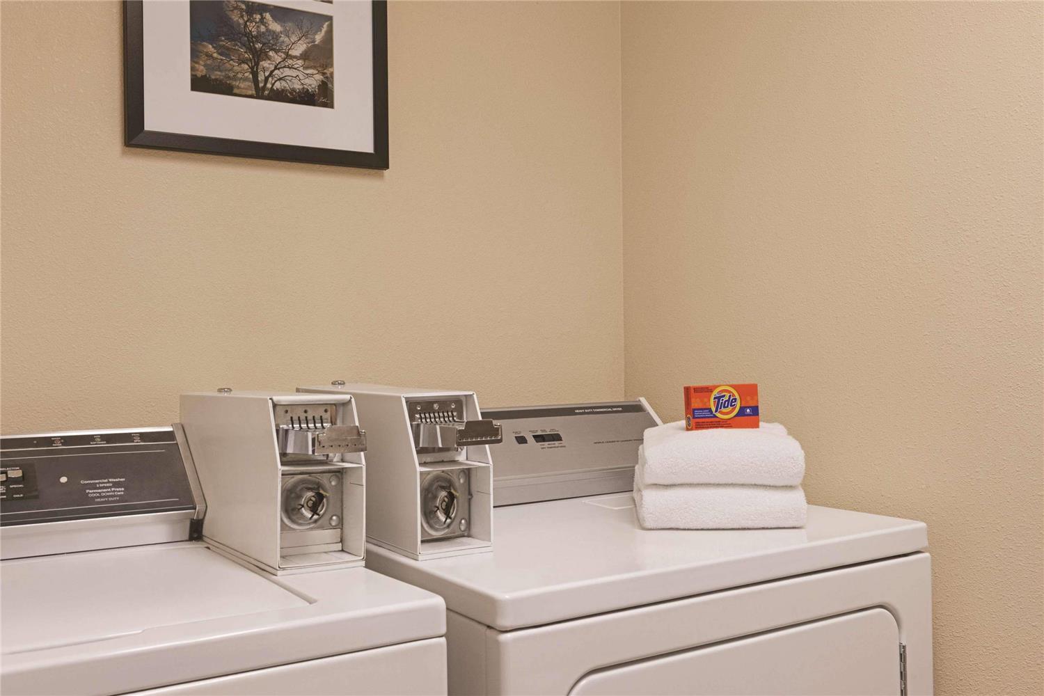 Country Inn & Suites by Radisson, Monona - Madison East 10/13