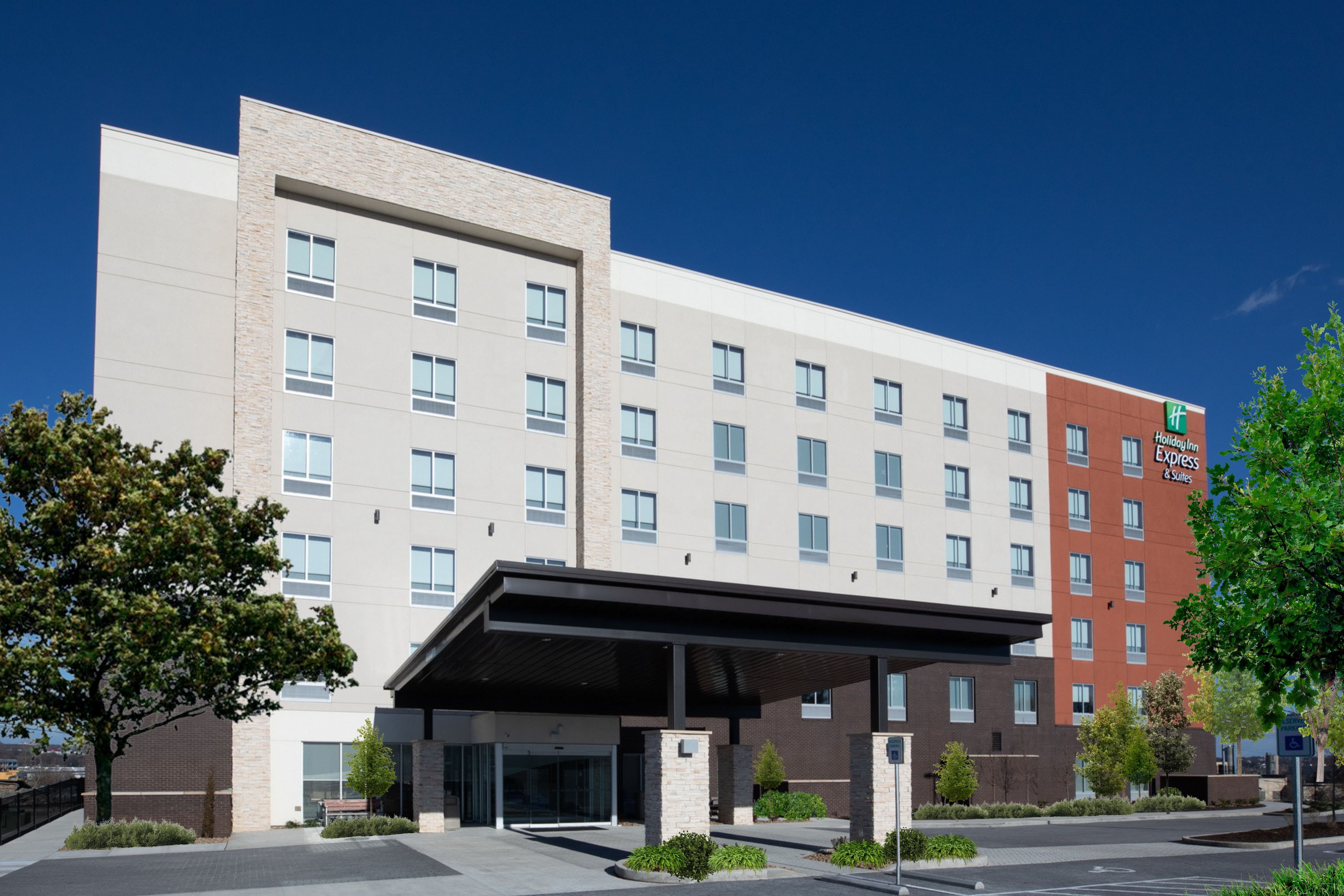 Holiday Inn Express & Suites Nashville Metrocenter Downtown 3/64