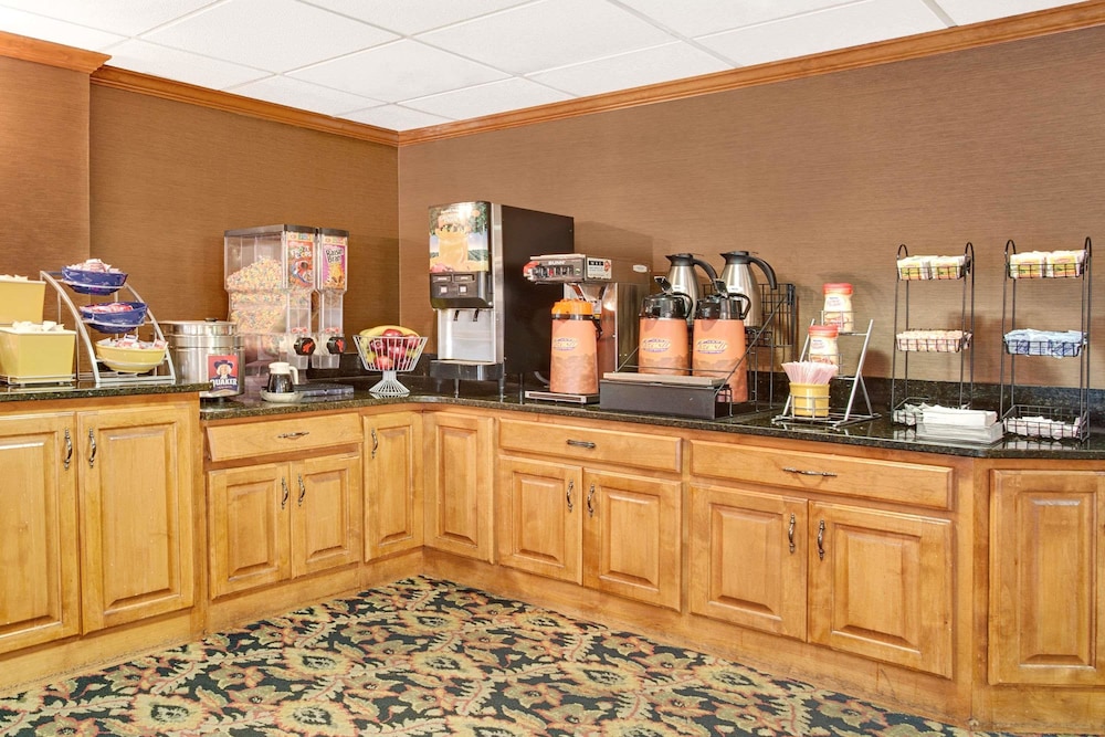 Days Inn by Wyndham Newport News City Center Oyster Point 8/22