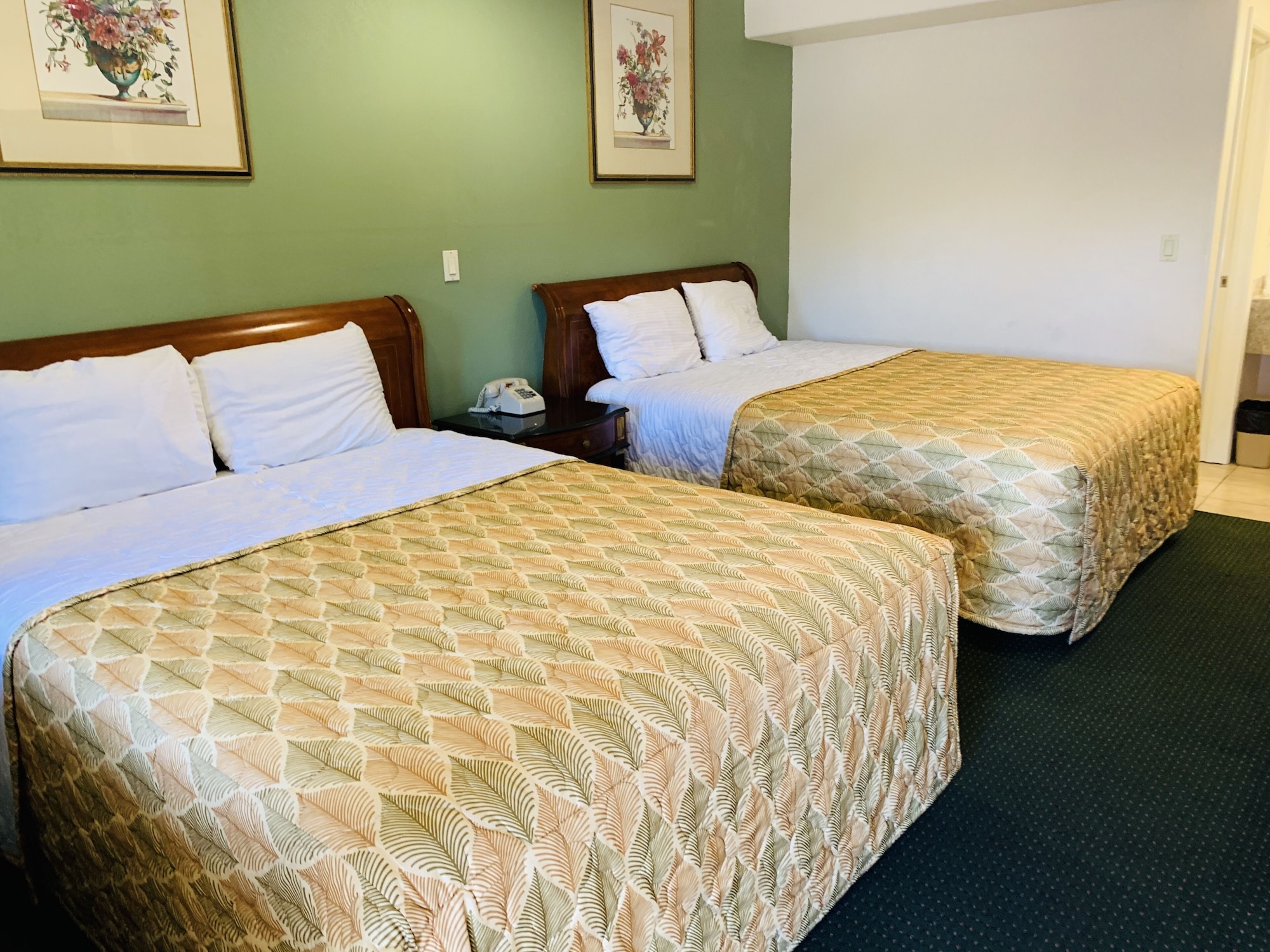 STANDARD, 2 QUEEN BEDS