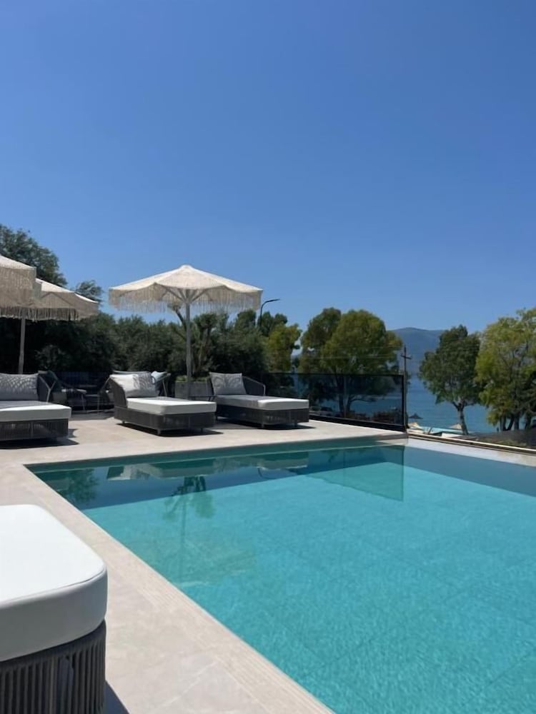 Mazarine Hotel and Restaurant 42/59