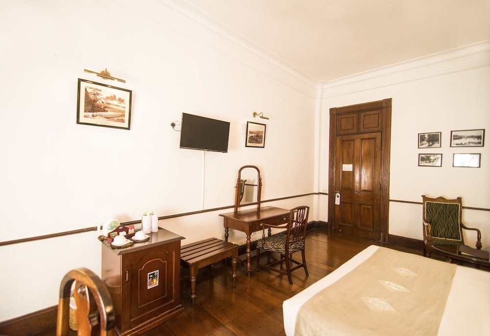 Queens Hotel 31/50