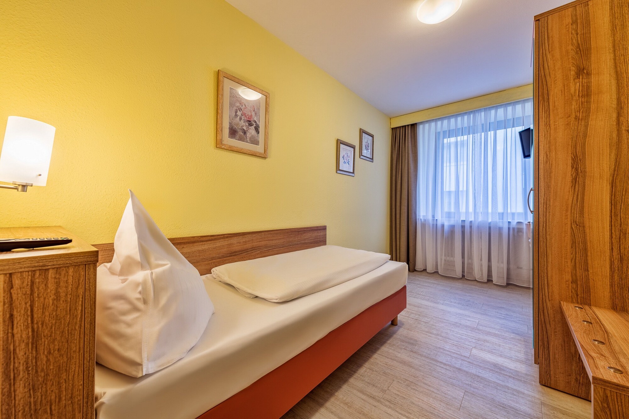 ROOM, SINGLE