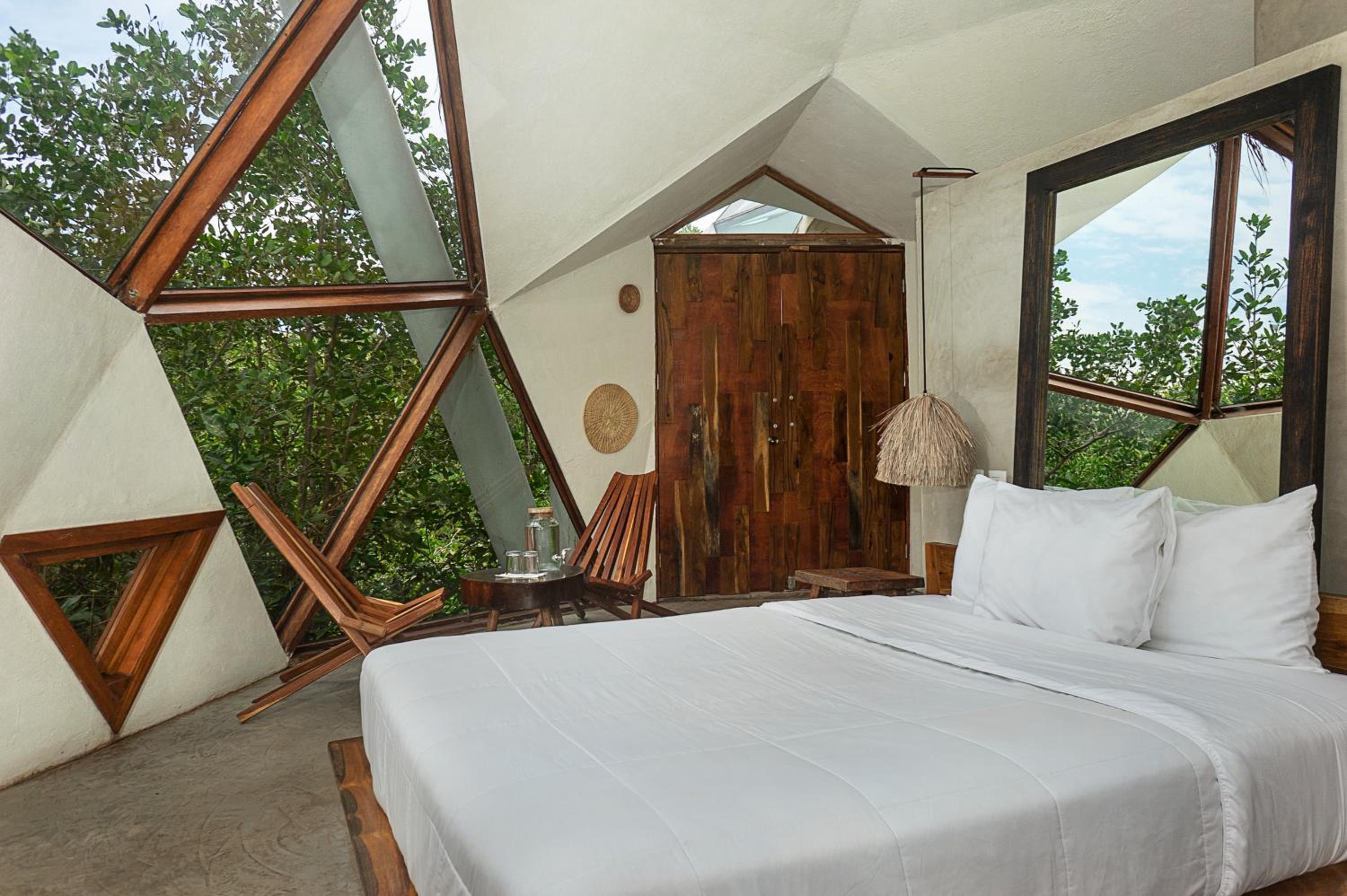 Mamasan Treehouses & Cabins 6/50