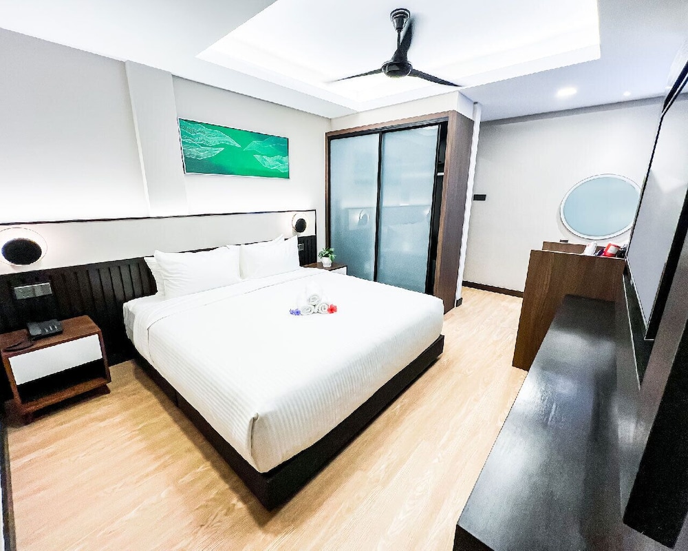 DELUXE, KING BED