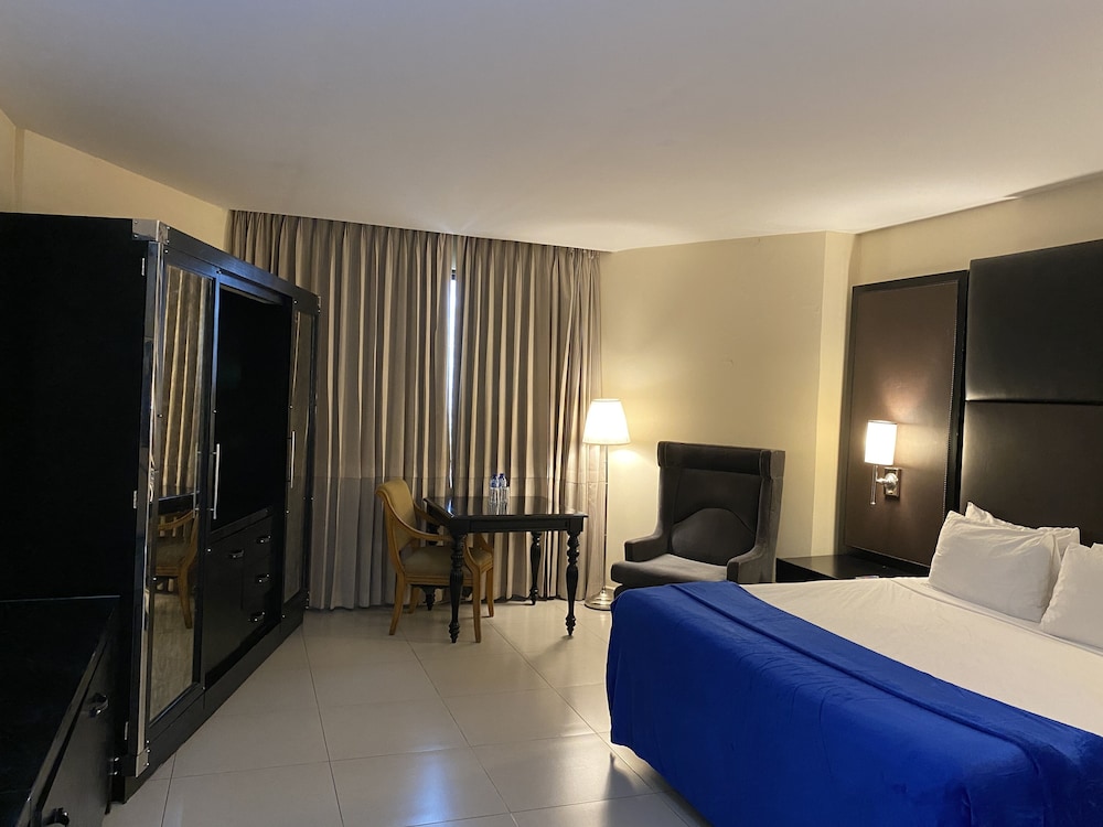 LUXURY, KING BED