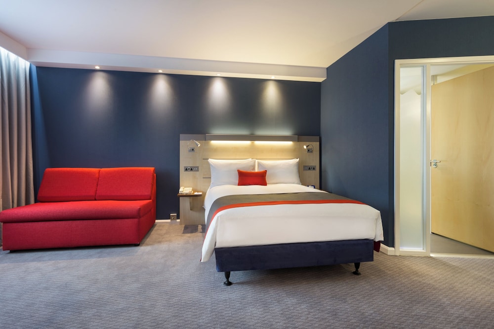 Holiday Inn Express Watford Junction 25/68