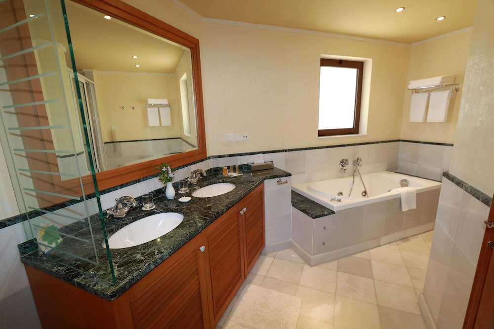 Annabelle Beach Resort 85/87