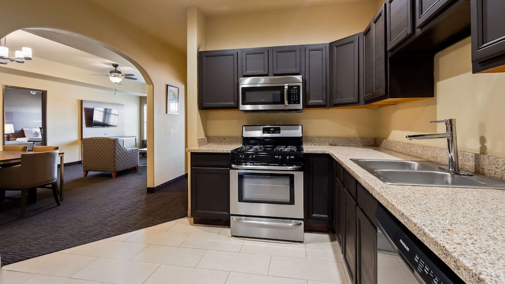 Best Western Plus Hill Country Suites 23/35