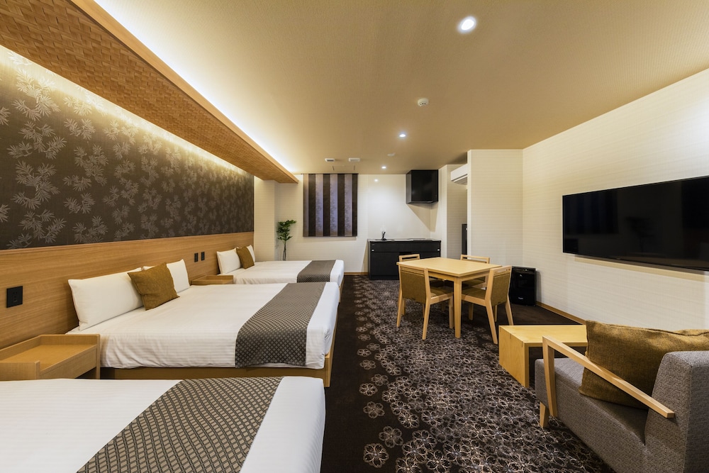 DELUXE, 3 DOUBLE BEDS