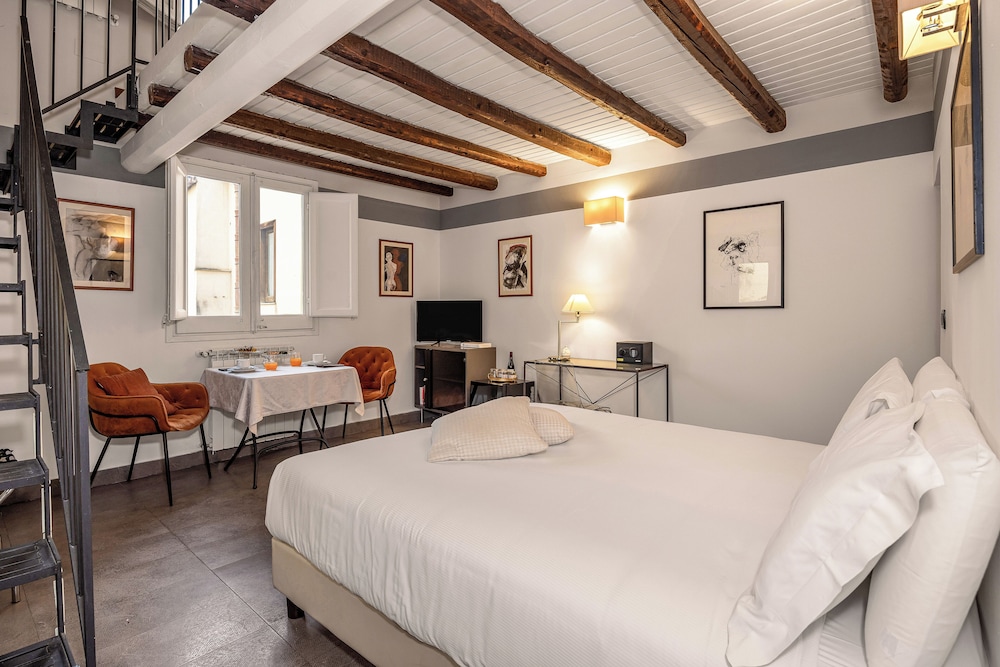 ROOM, QUADRUPLE
