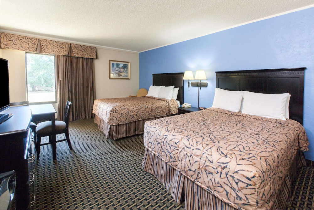 Days Inn By Wyndham Norman 10/21