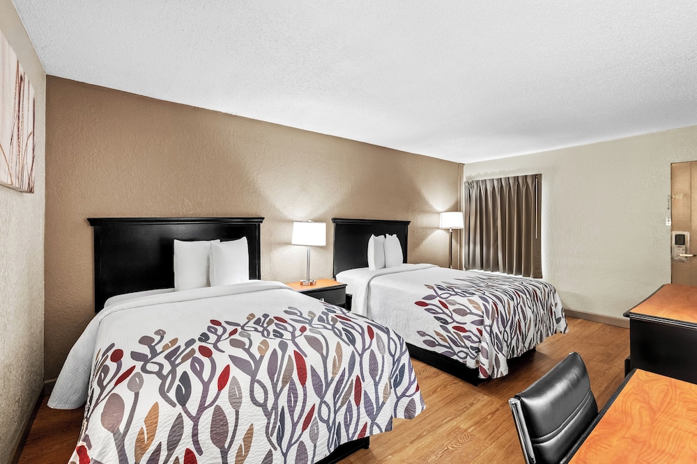 غرفة ديلوكس بسريرين مزدوجين بإطلالة على المسبح، Red Roof Inn Hot Springs 3/10