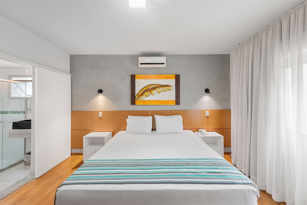 ROOM, QUEEN BED