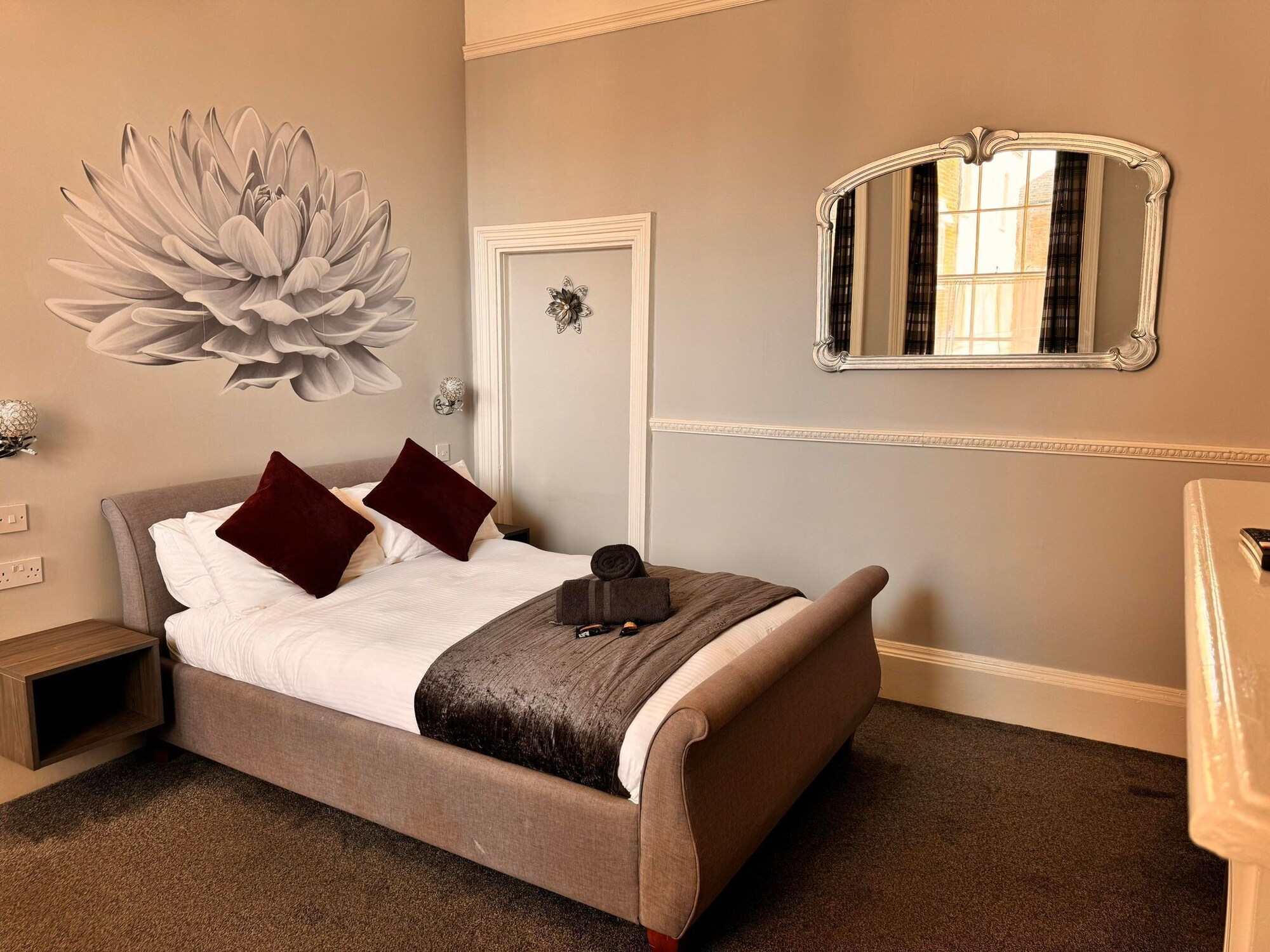 Gold, Double Bed, Ground Floor، The Jubilee Hotel 2/4