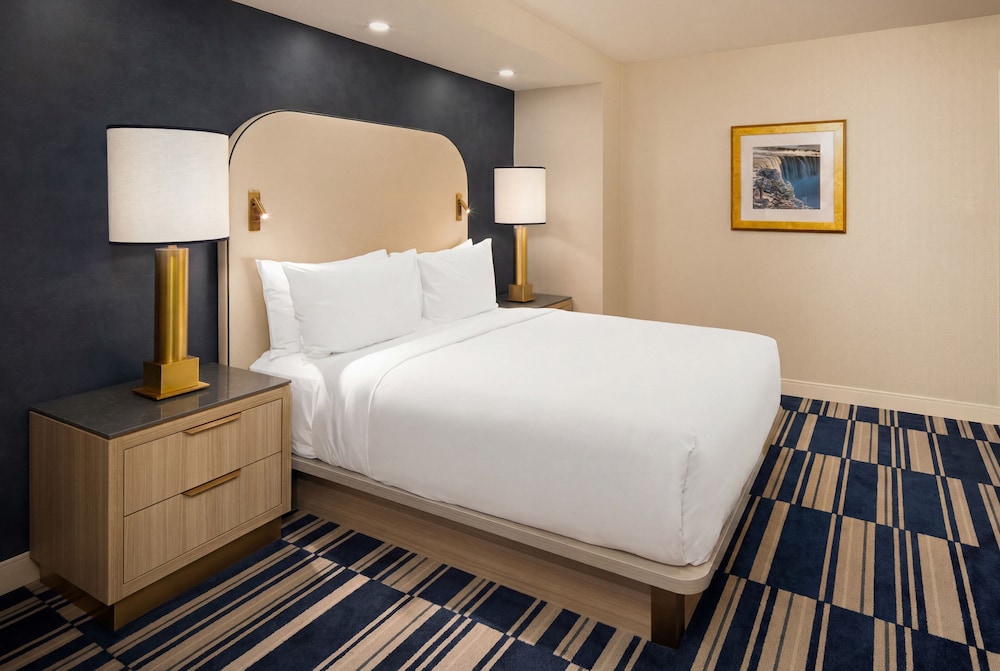 Suite, 3 Queen Beds, Falls View، Embassy Suites By Hilton Niagara Falls Fallsview 2/5
