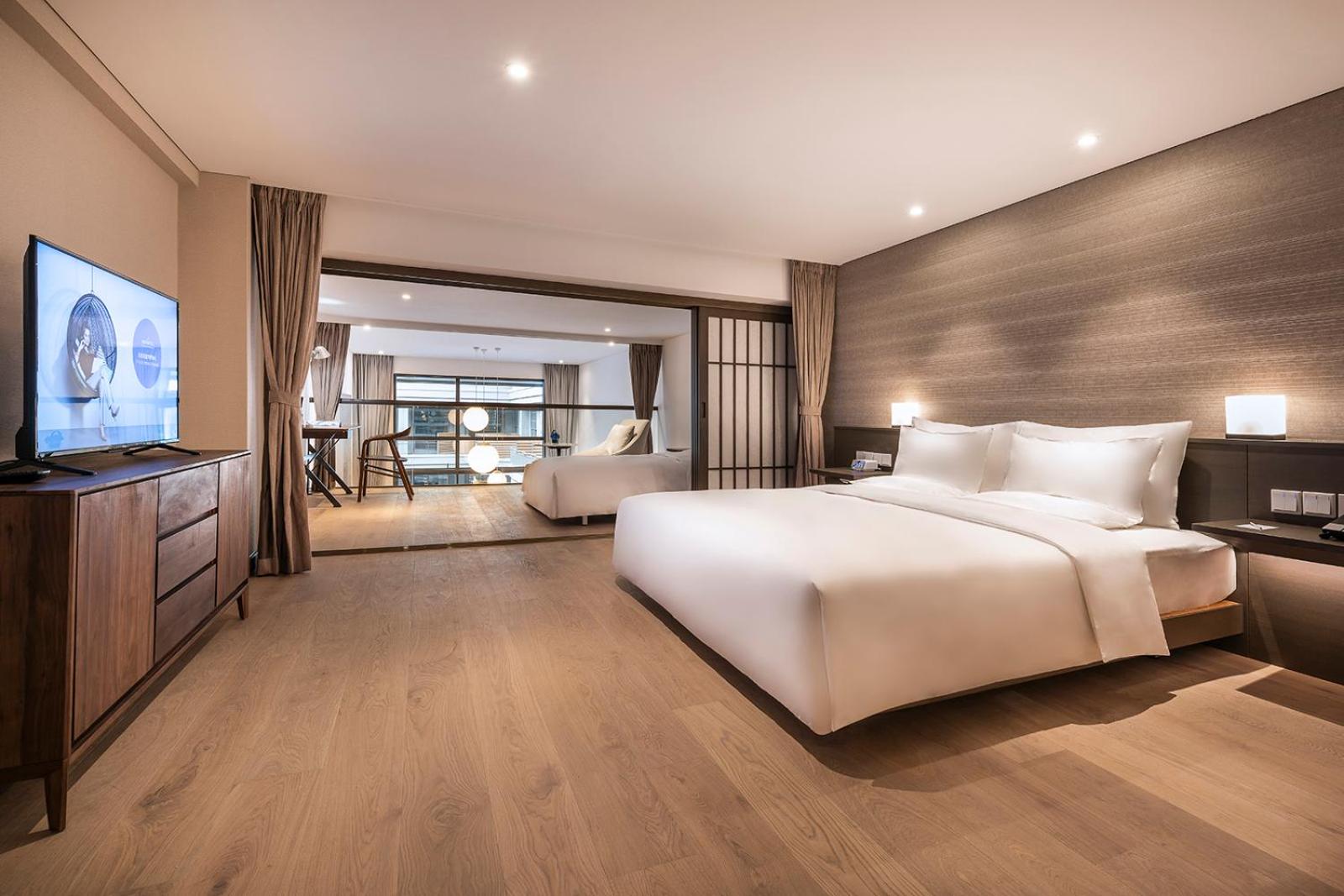 DELUXE, SUITE, 1 DOUBLE AND 1 SINGLE BED