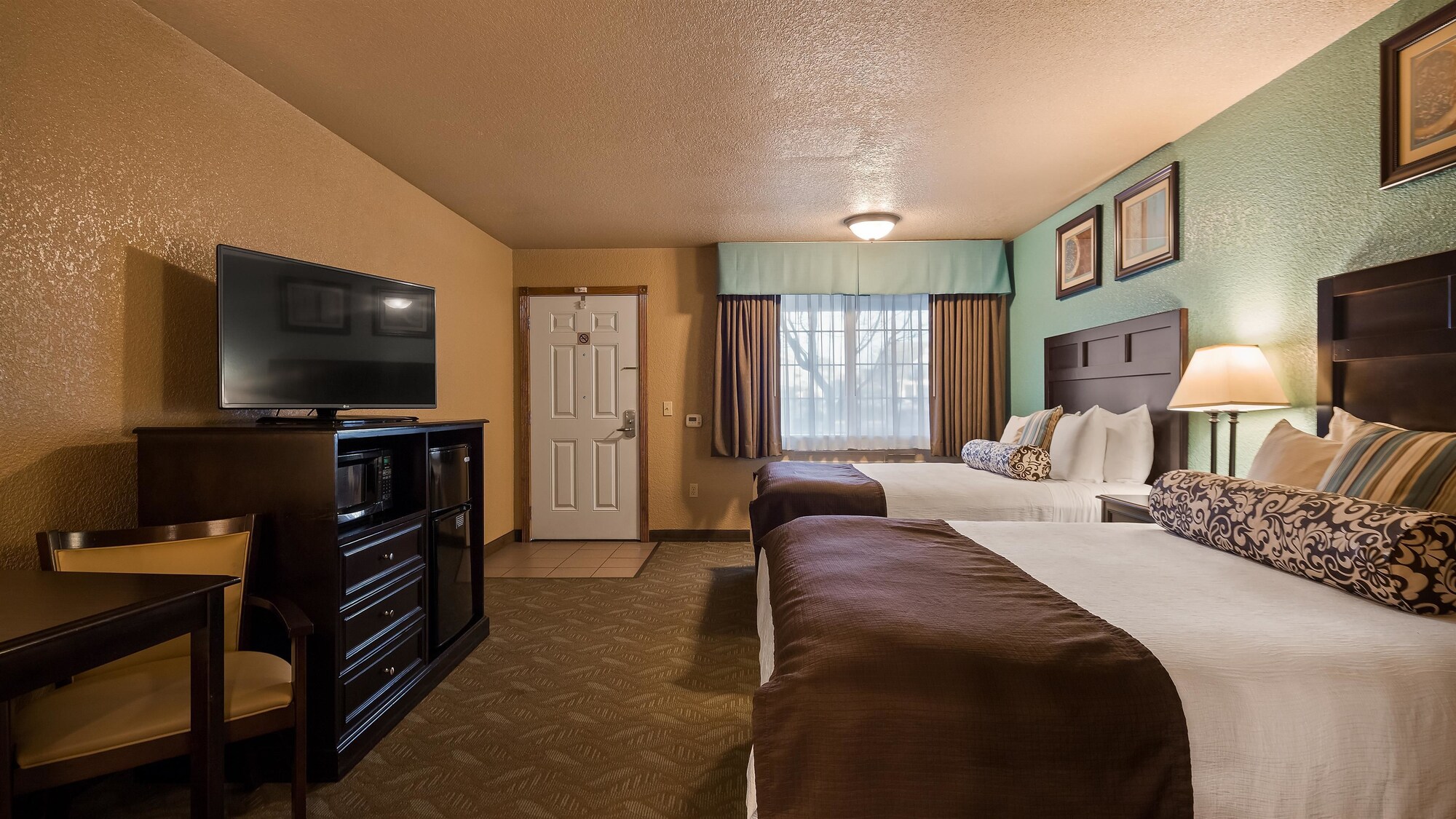 غرفة قياسية بسريرين كوين