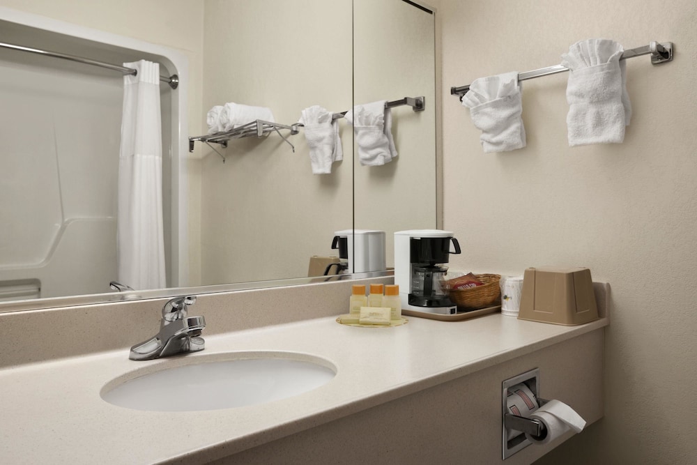 Days Inn & Suites By Wyndham Romeoville 10/26