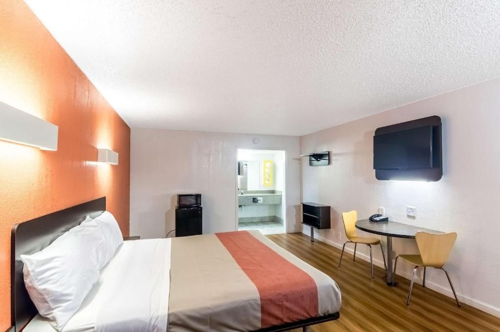 Motel 6 Clinton OK 23/64