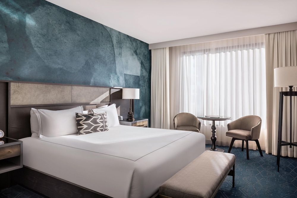 PREMIUM, KING BED, POOL VIEW