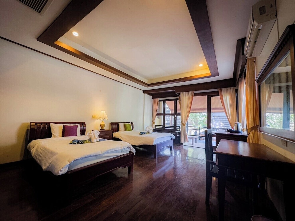 Deluxe, Twin Beds, Hill Side