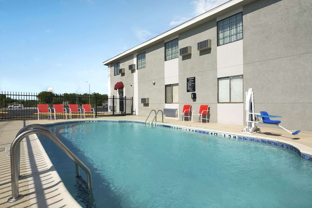 Super 8 by Wyndham Ardmore OK 14/16