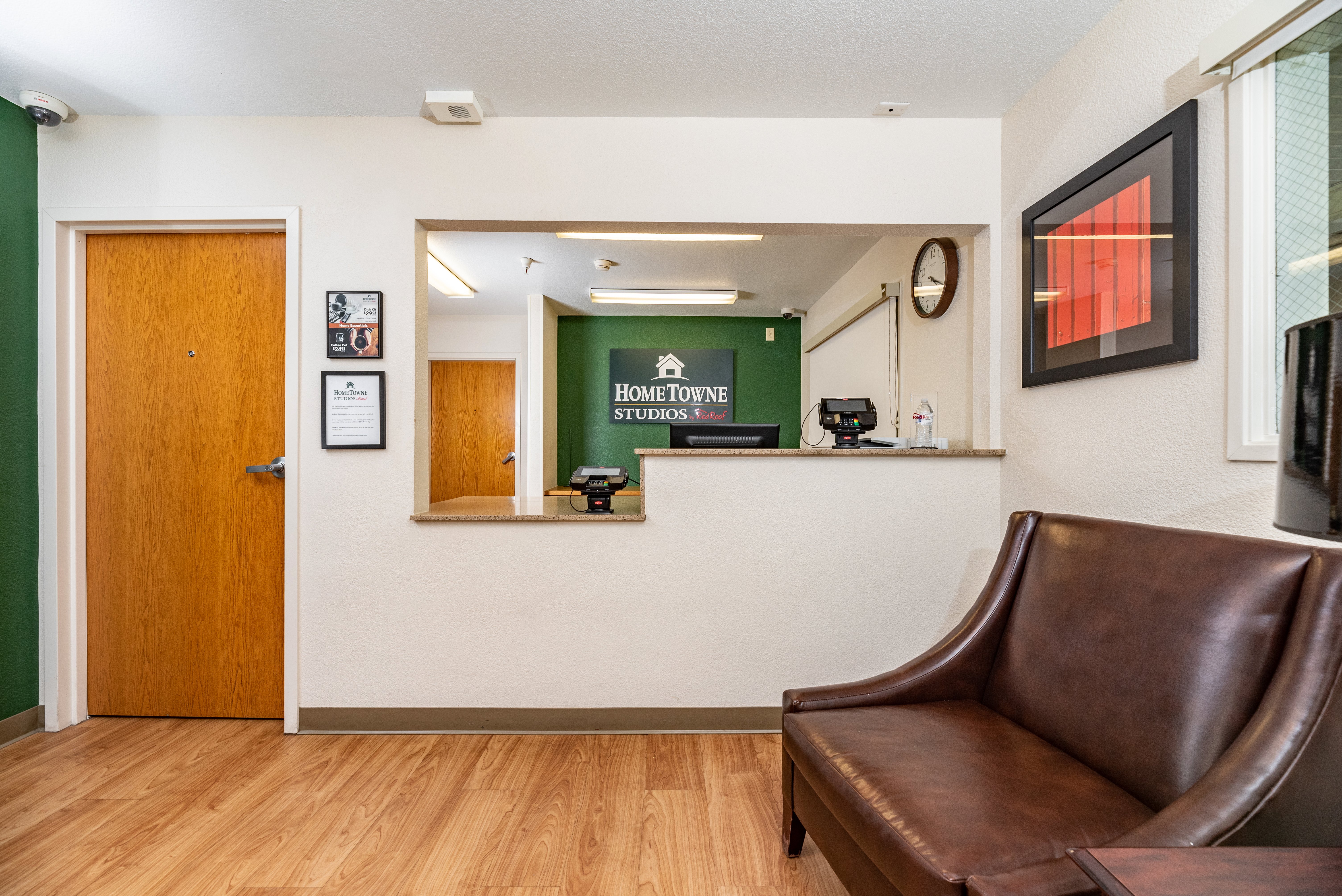 HomeTowne Studios by Red Roof Fresno - West 10/39