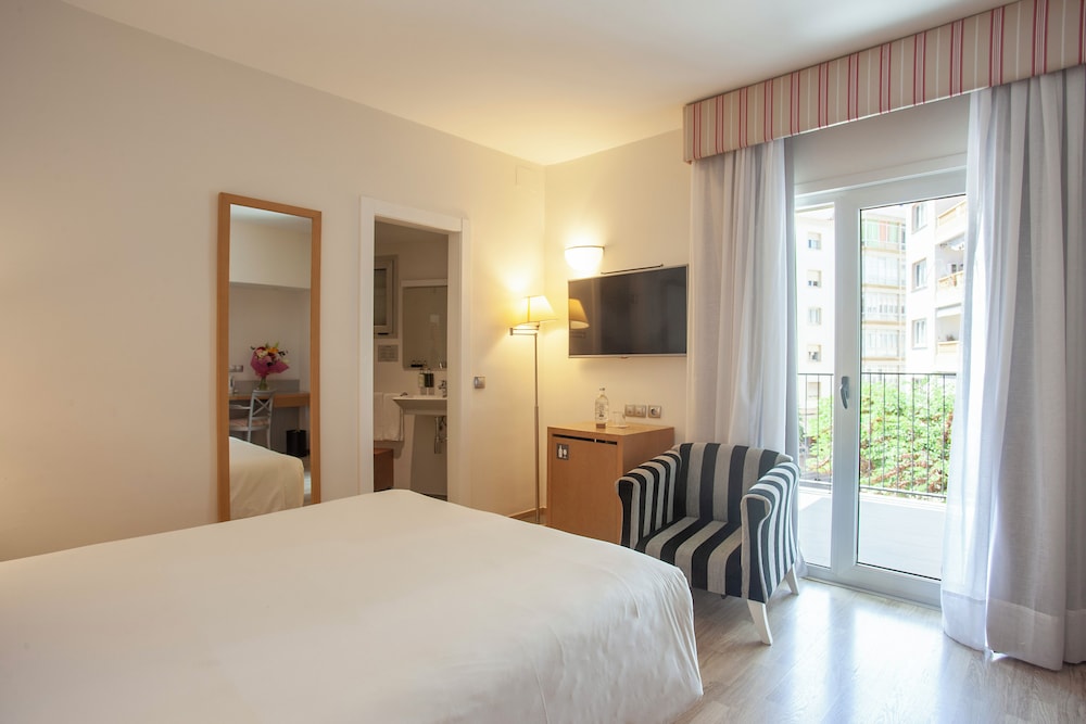 غرفة قياسية بسرير مزدوج بإطلالة على المدينة بشرفة، Hotel Artiem Capri 4/10
