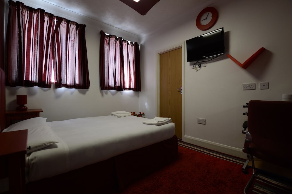 Park Hotel Ilford 33/67