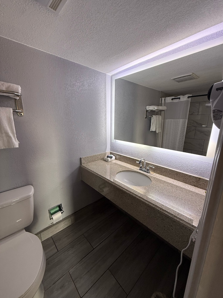 Executive Inn and Kitchenette Suites 31/34