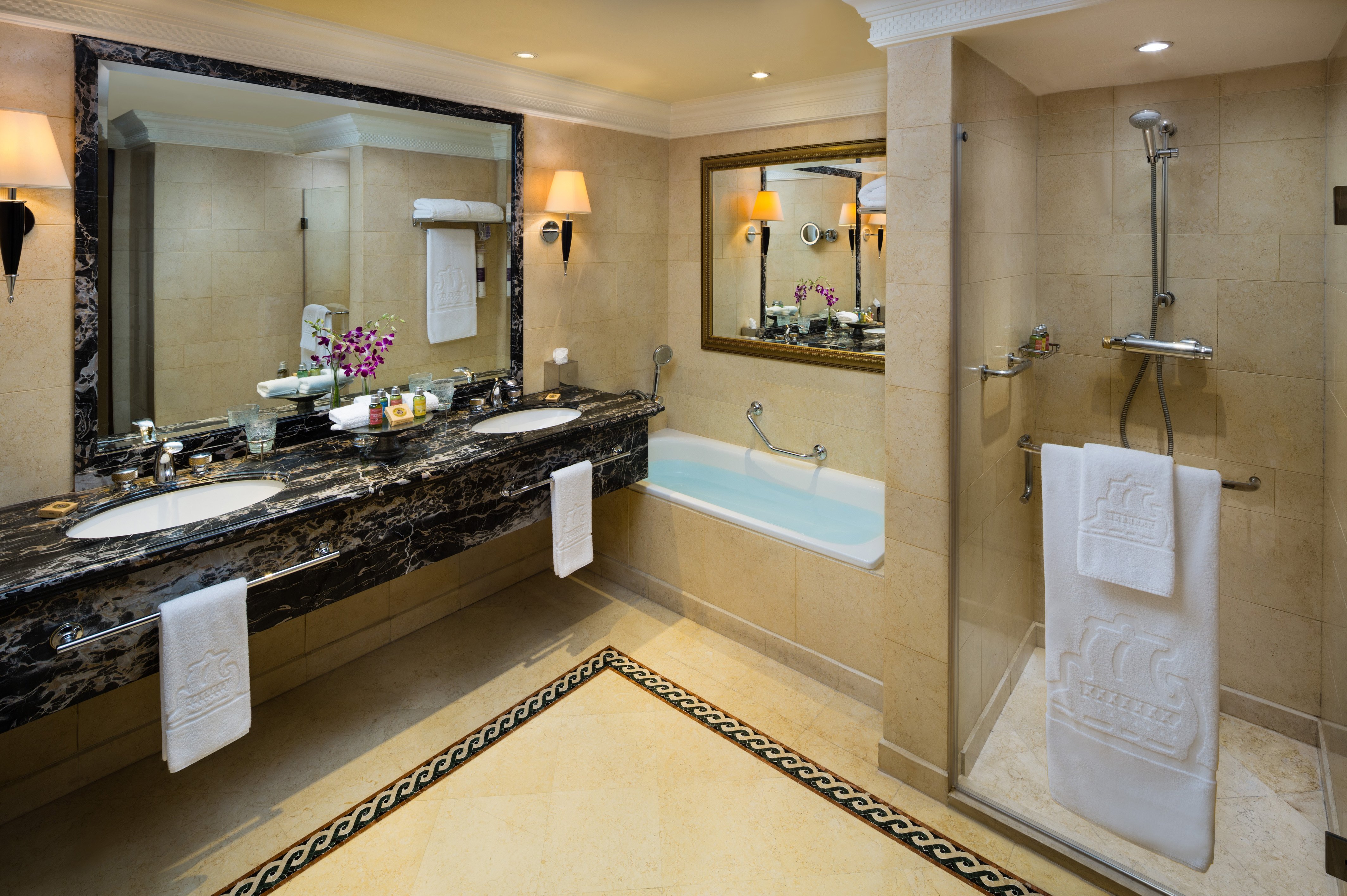Ambassador, Suite, King Bed، Intercontinental Phoenicia Beirut 2/2