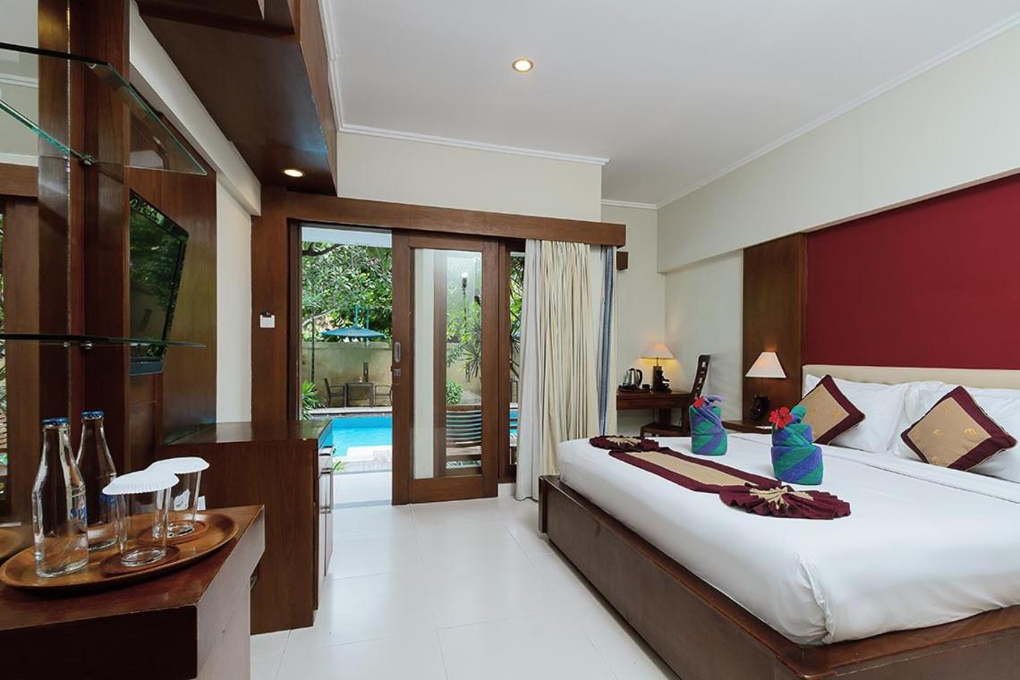 Deluxe, Pool Access