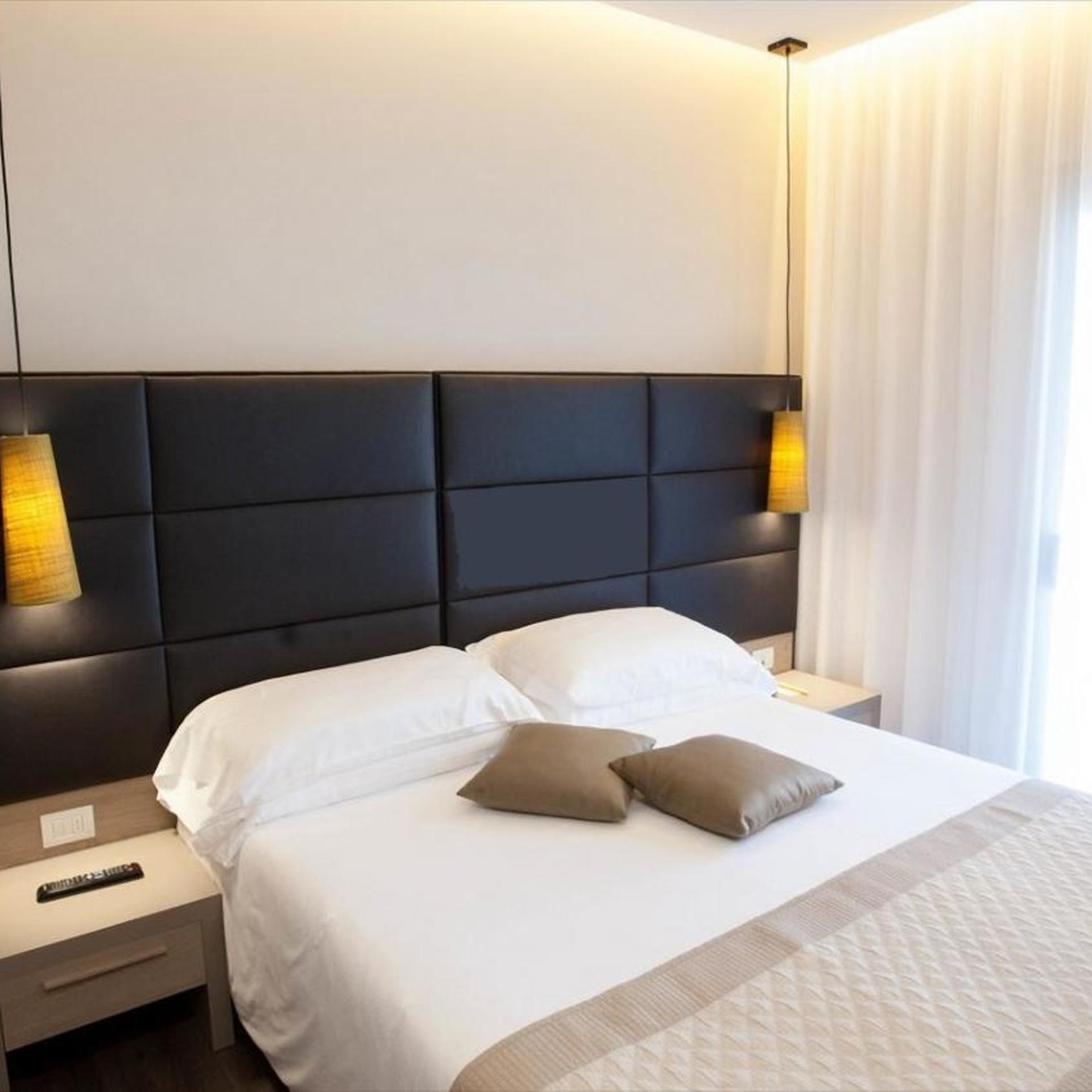DELUXE, DOUBLE OR TWIN BED