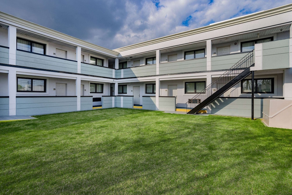 Super 8 by Wyndham Lindenhurst 18/22