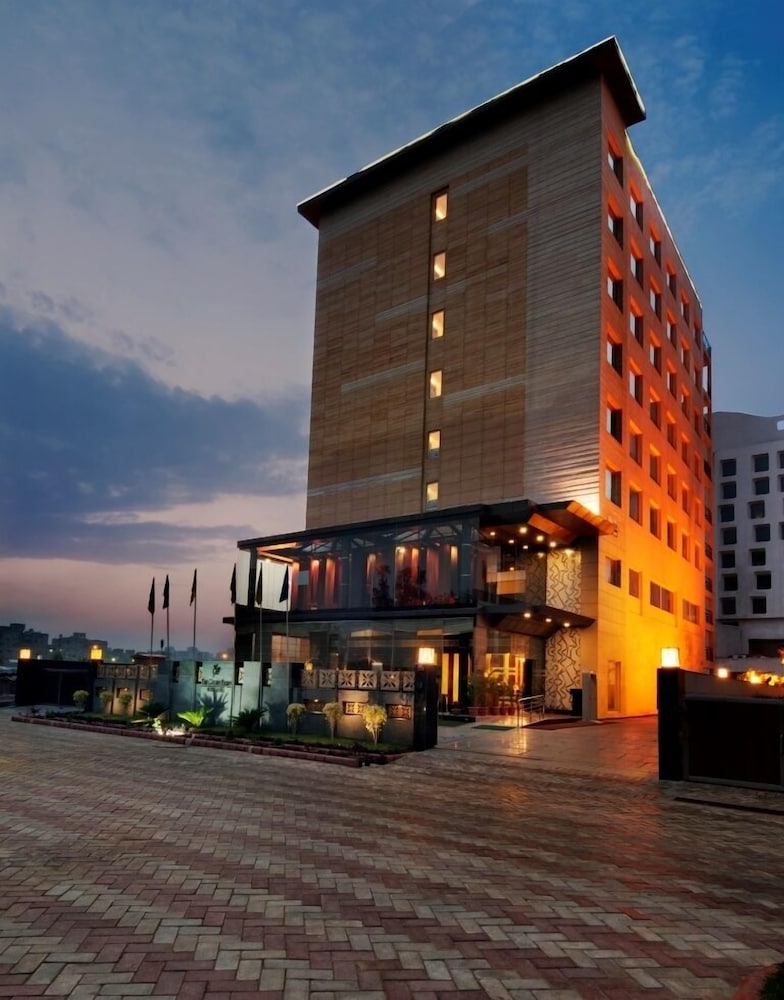 The Golden Palms Hotel Spa Delhi 7/41