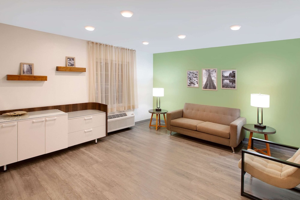 WoodSpring Suites Bakersfield East 21/24