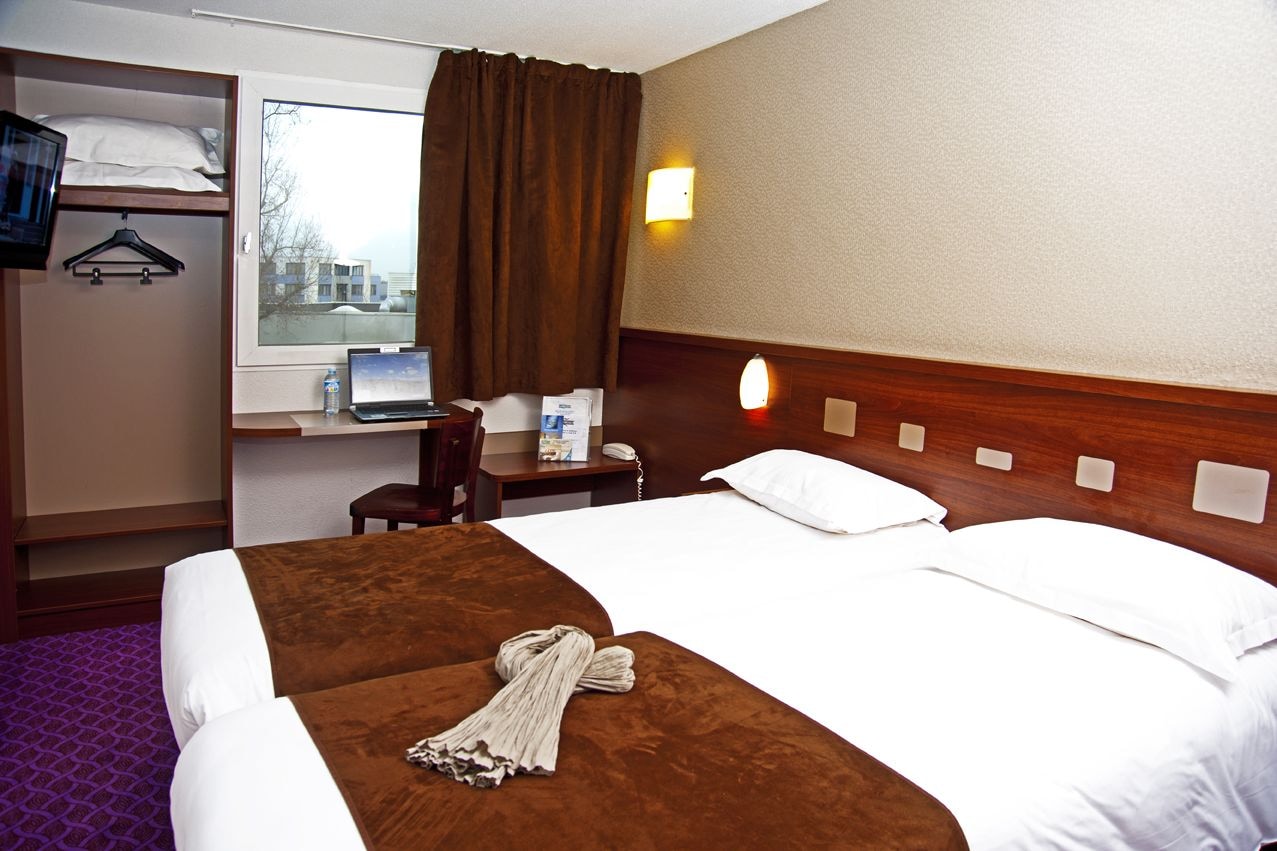 ROOM, TWIN BEDS