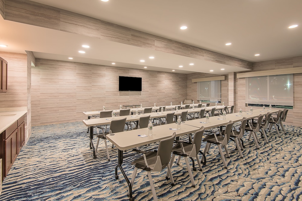 Holiday Inn Express and Suites Norwood Boston Area 32/40