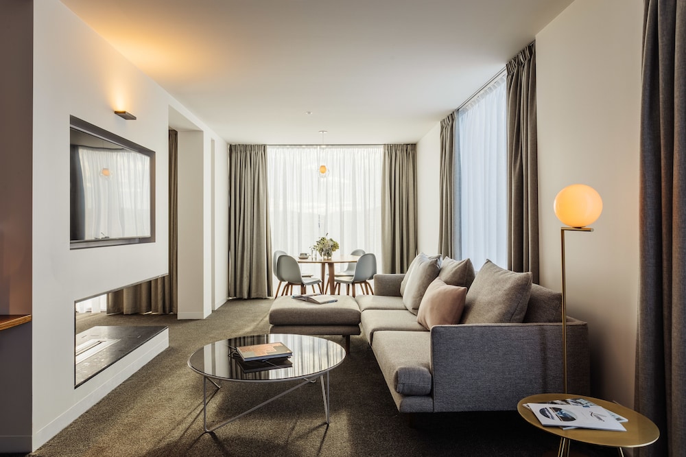 MACQ 01 HOTEL 43/69