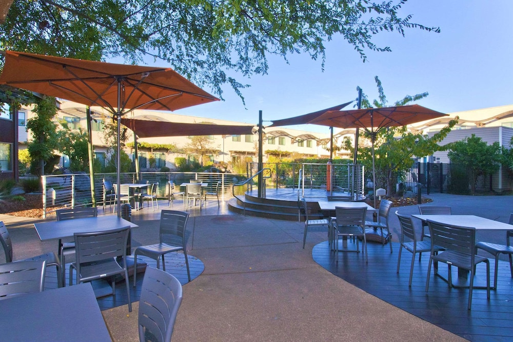 DoubleTree by Hilton Napa Valley American Canyon 12/35