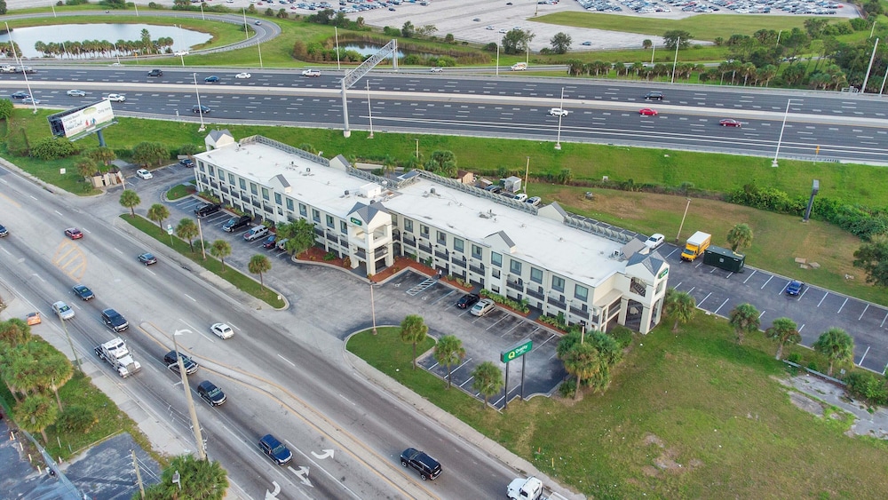 Super 8 by Wyndham Orlando Near Florida Mall 50/54