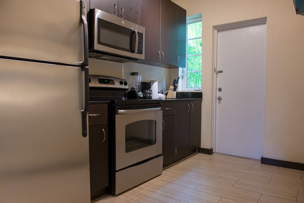 Tradewinds Apartment Hotel 50/65