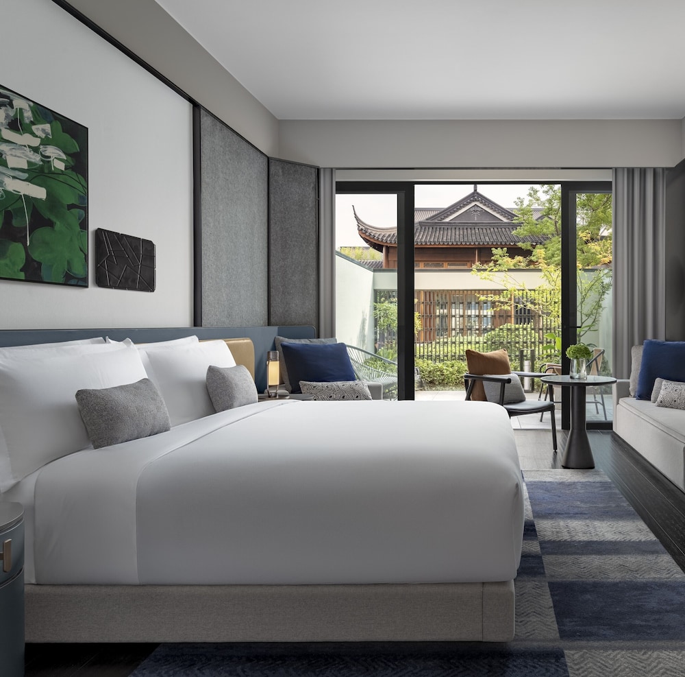 Essential, King Bed, Outdoor Living Area