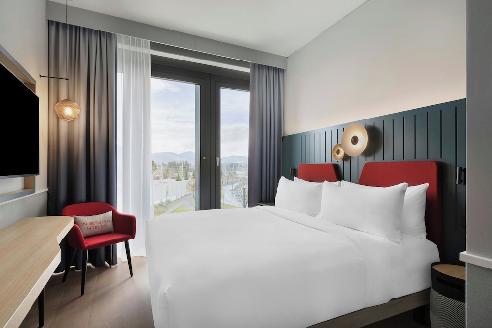 Deluxe, King Bed, Valley View