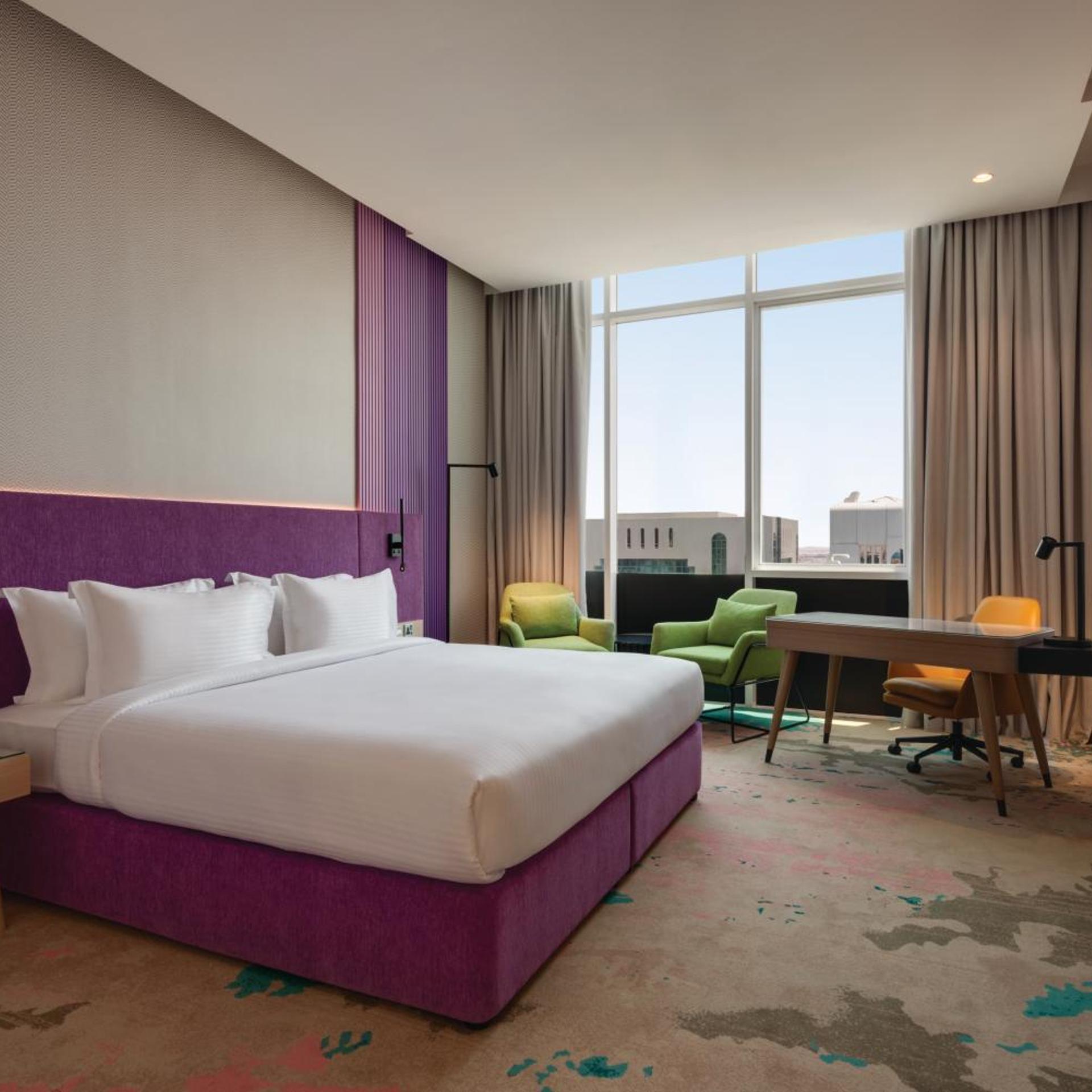 غرفة بسرير كينج وسرير كوين بإطلالة على المدينة للمدخنين، La Quinta by Wyndham Abu Dhabi Al Wahda 2/8