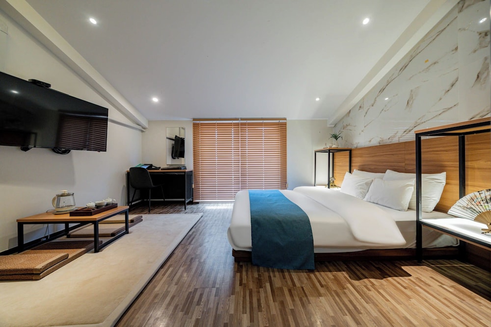 DESIGN, SUITE, QUEEN BED, CITY VIEW