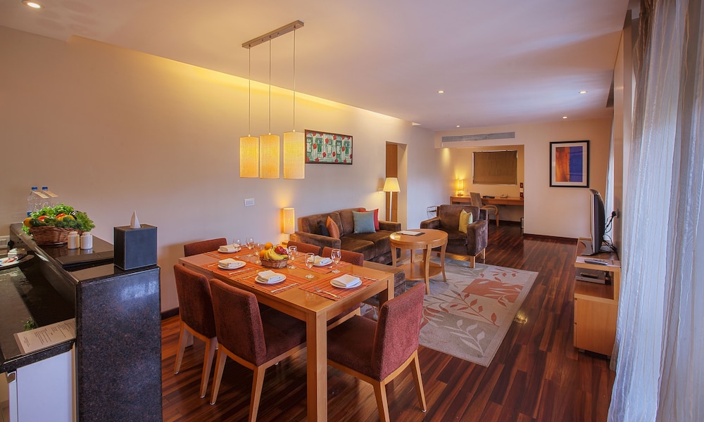 Oakwood Residence Naylor Road Pune 34/37