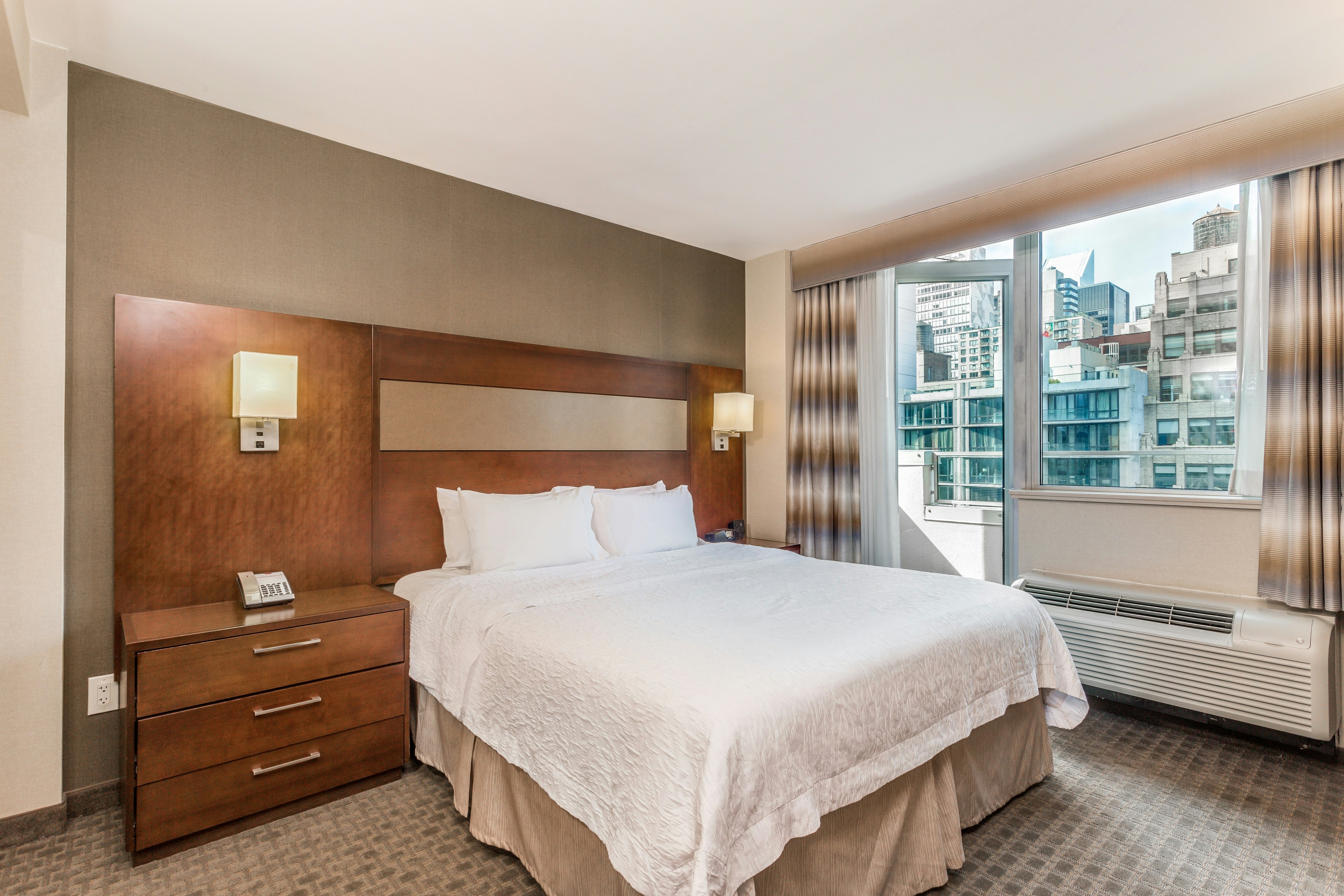 غرفة بسرير كينج بشرفة، Hampton Inn Manhattan Grand Central 2/8