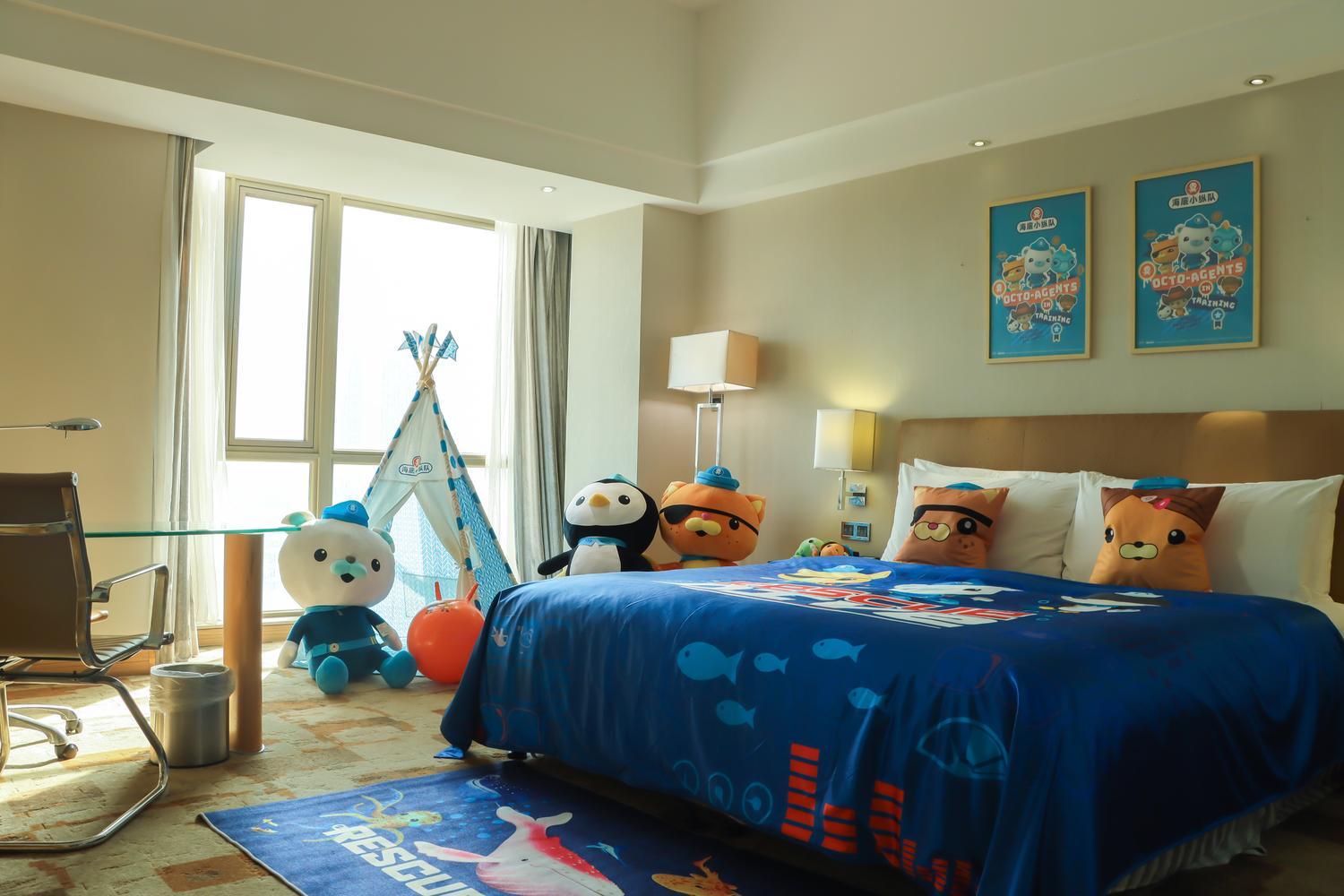 Theme, Queen Bed, Small